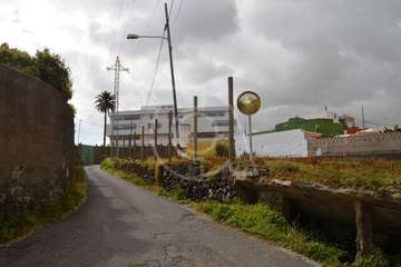 El Cubillo implora por la conexión a la red de saneamiento y el asfaltado de su acceso (Foto TA)